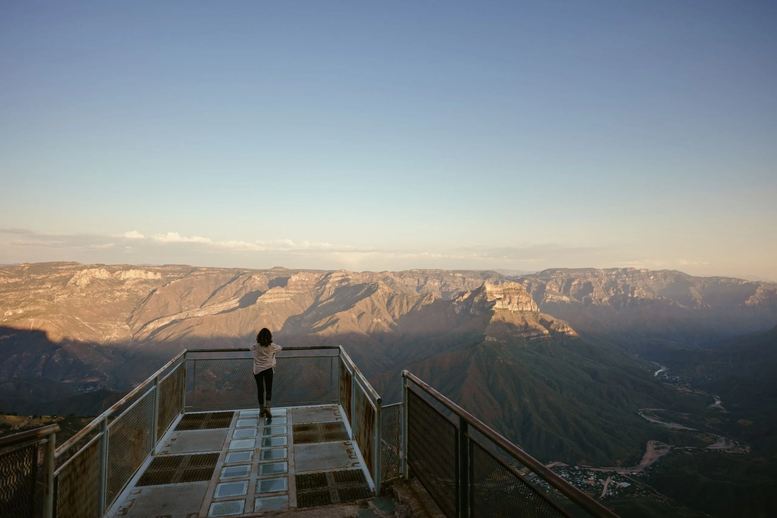 Viajera contemplando las Barrancas del Cobre desde un mirador en Chihuahua
