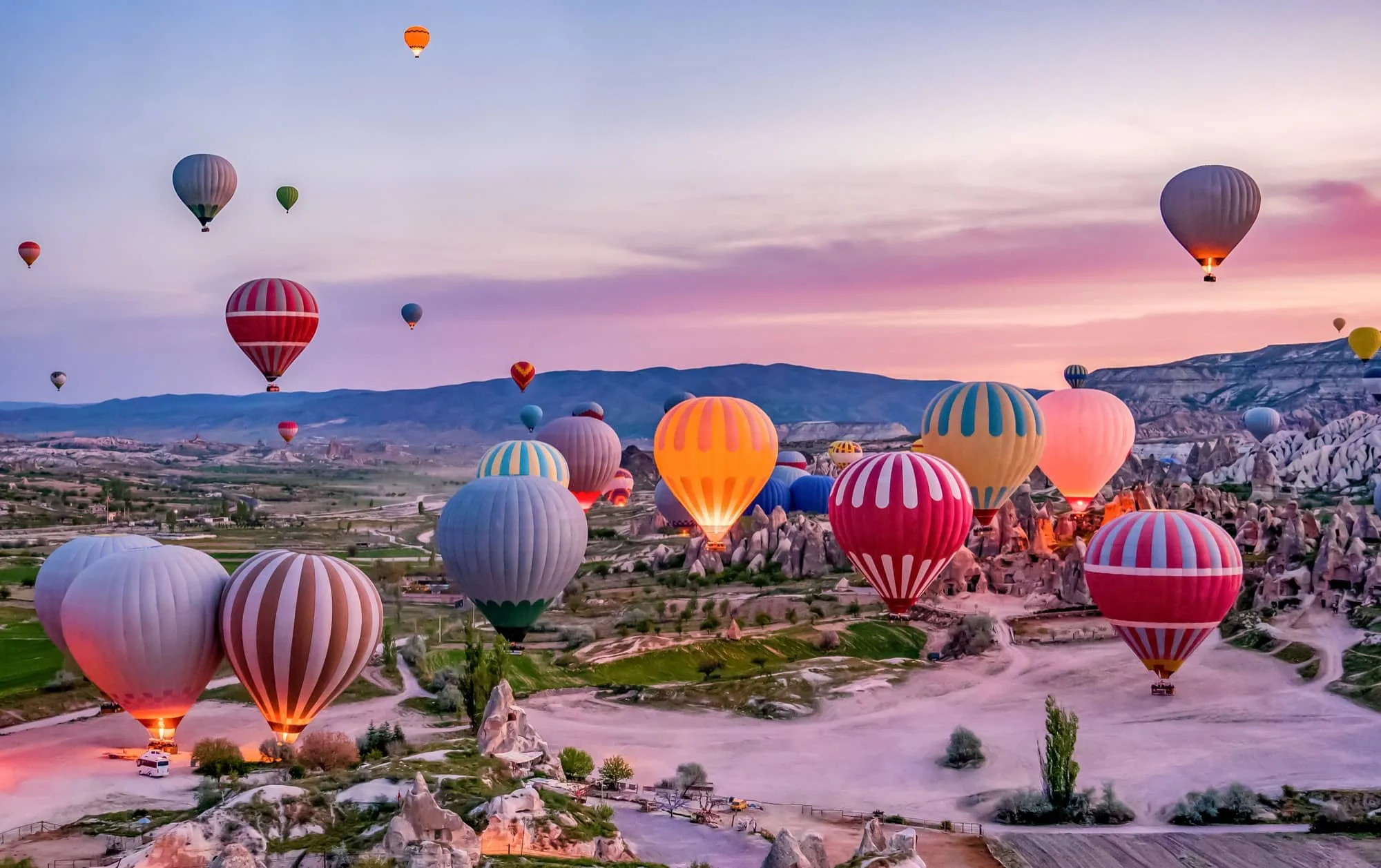 Globos aerostáticos sobre el paisaje de Capadocia al amanecer en Turquía