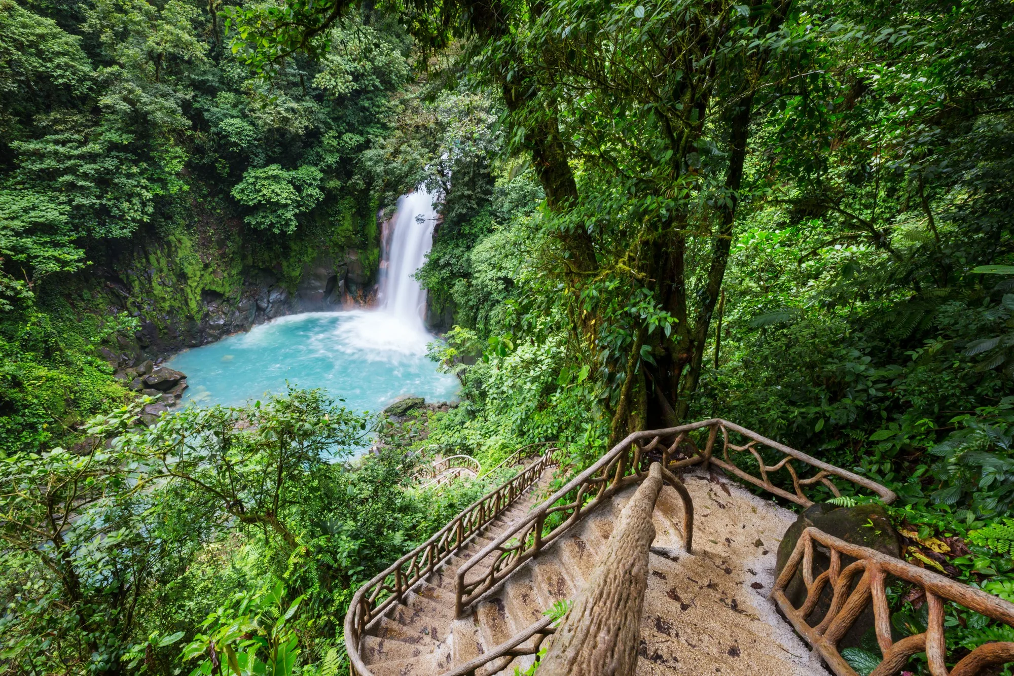 Cascada rodeada de selva tropical y senderos naturales en Costa Rica