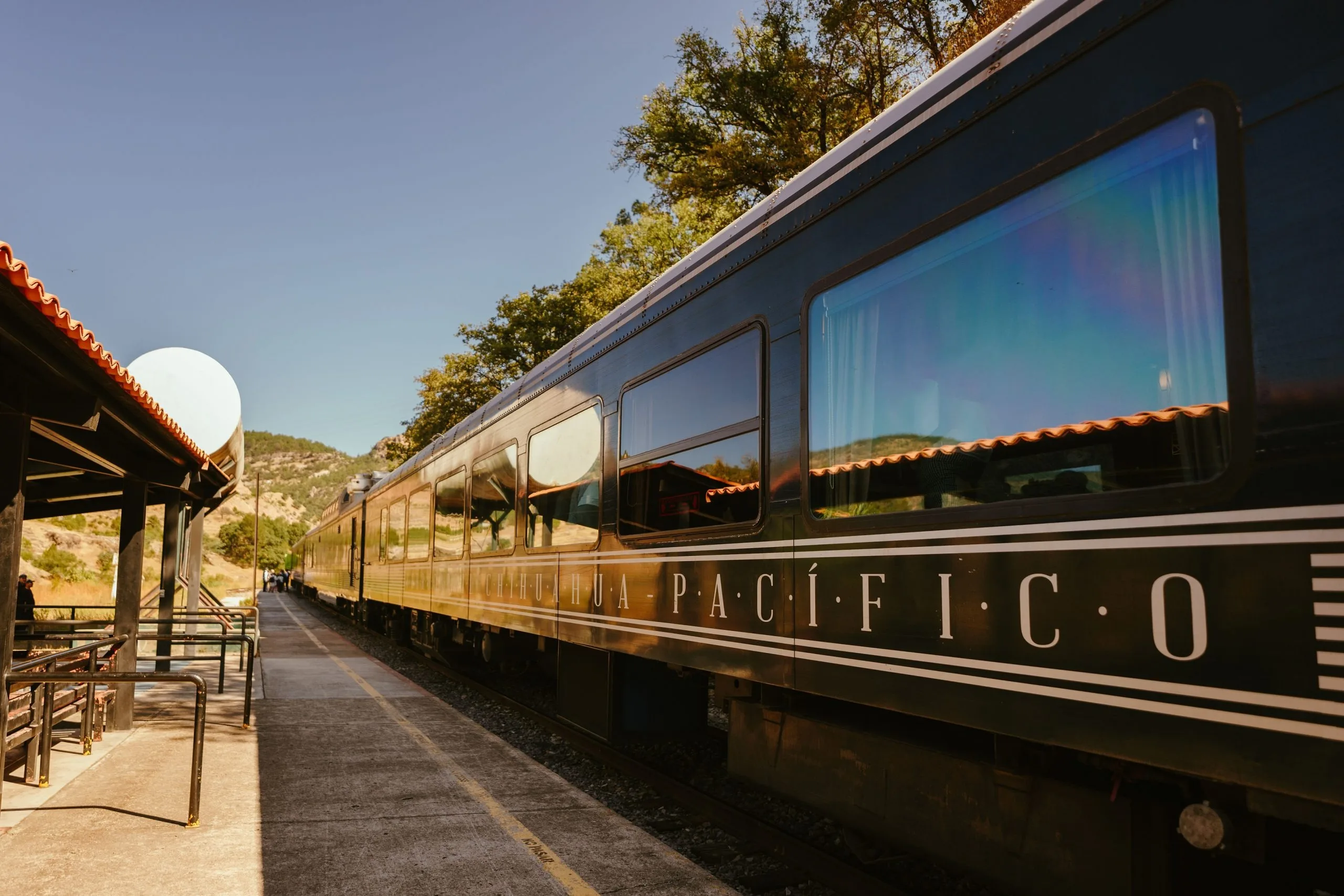 Tren Chepe Express detenido en una estación de la ruta por Chihuahua