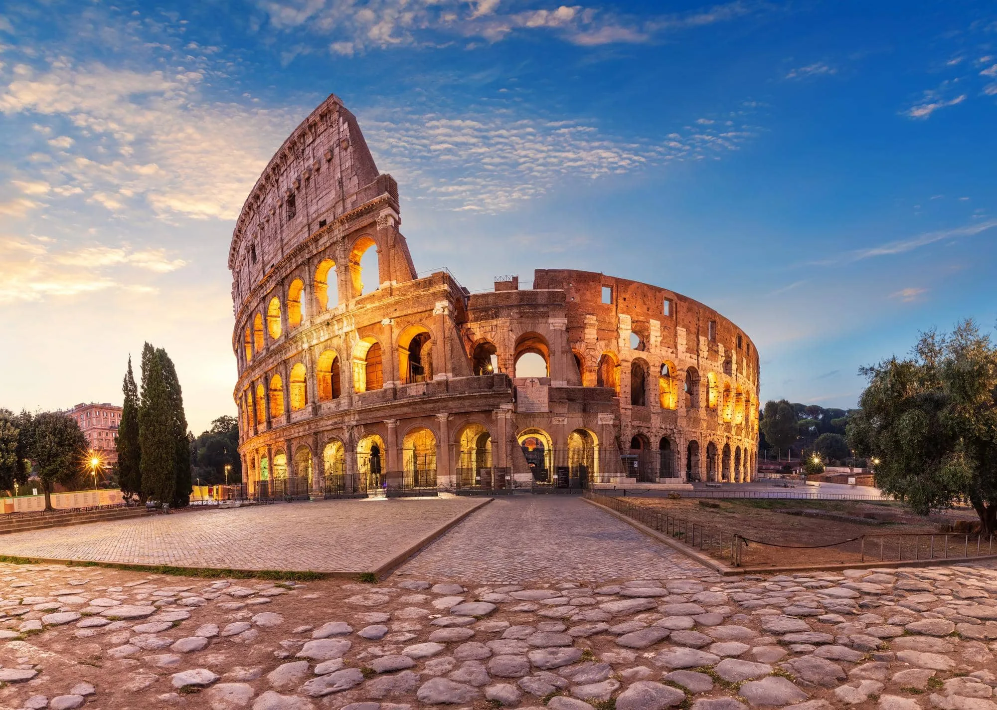 Coliseo de Roma iluminado al atardecer, uno de los monumentos más emblemáticos de Italia