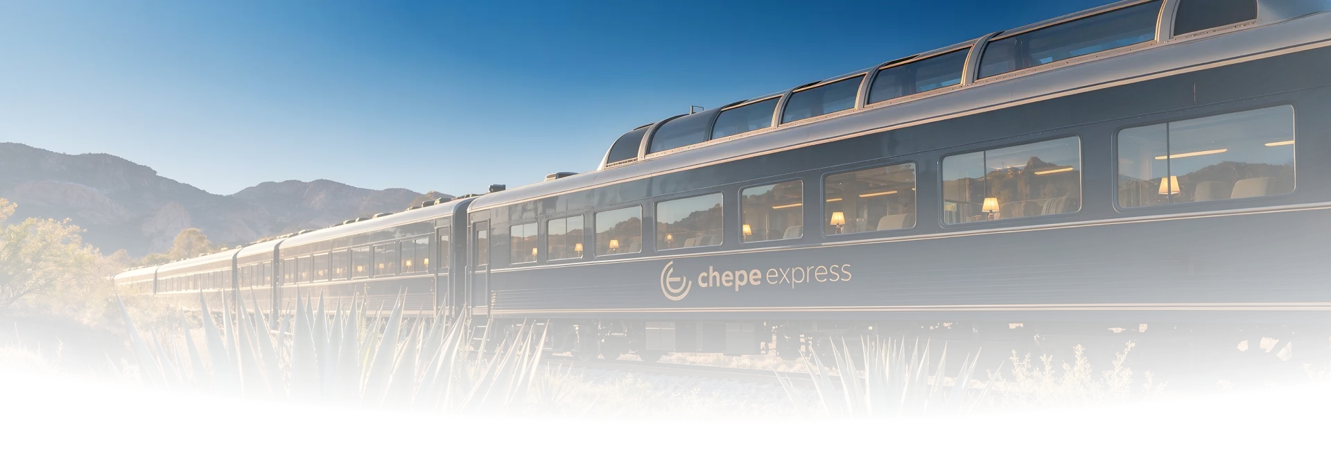 Tren Chepe Express recorriendo los paisajes de Chihuahua al atardecer