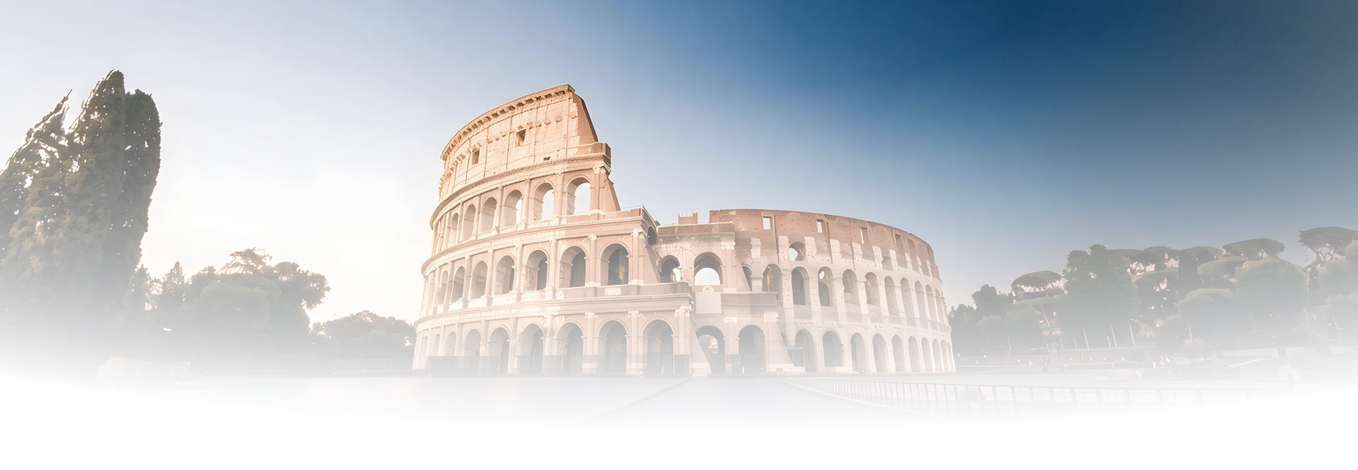 Coliseo de Roma iluminado al atardecer, uno de los principales monumentos históricos de Italia