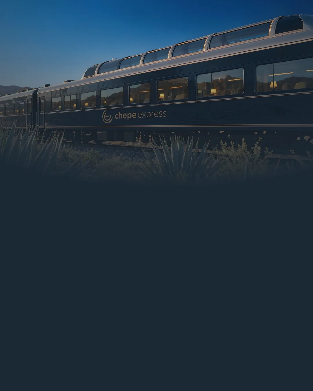 Tren Chepe Express recorriendo los paisajes de Chihuahua al atardecer