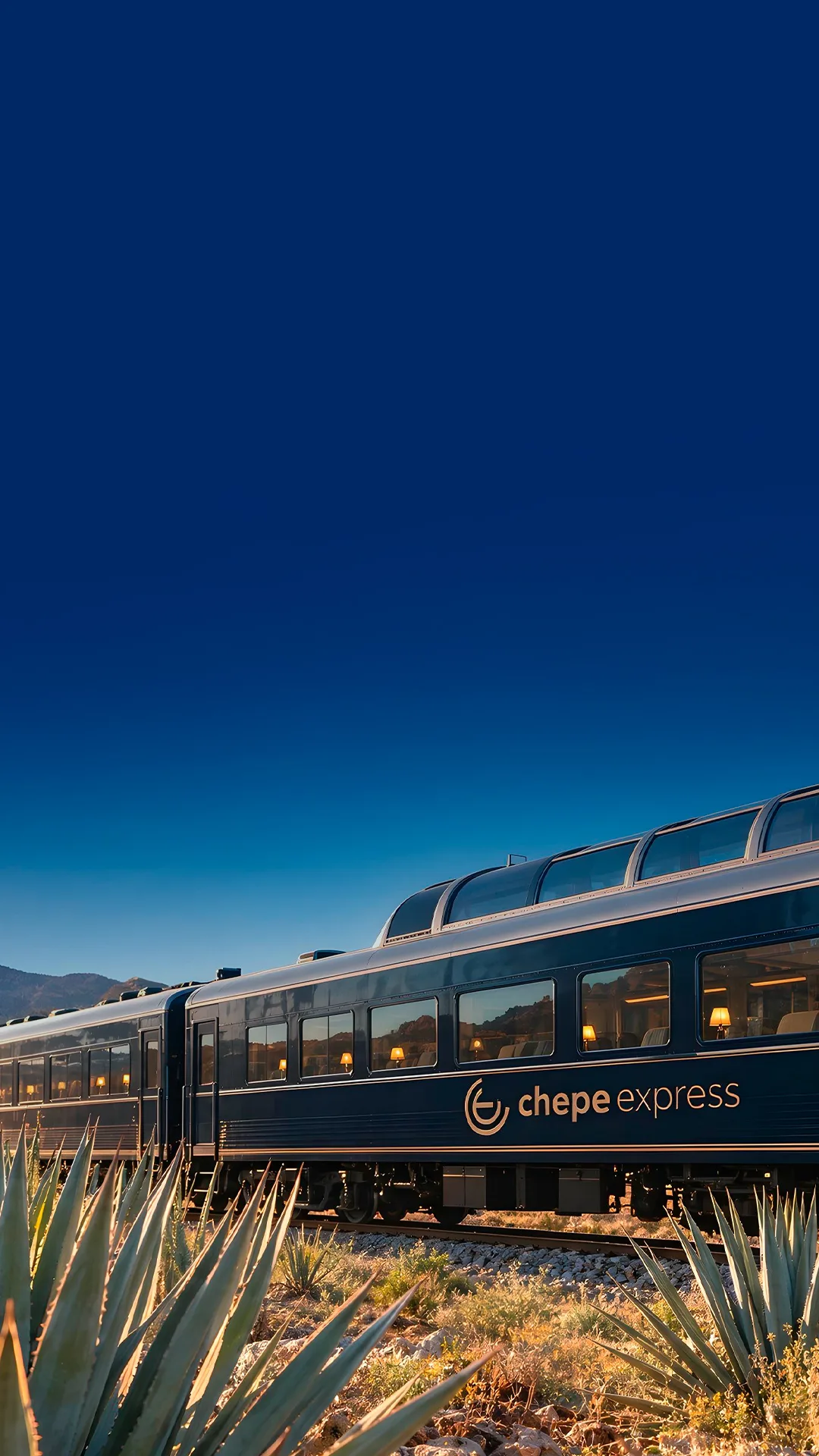 Tren Chepe Express recorriendo los paisajes de Chihuahua entre montañas y vegetación desértica
