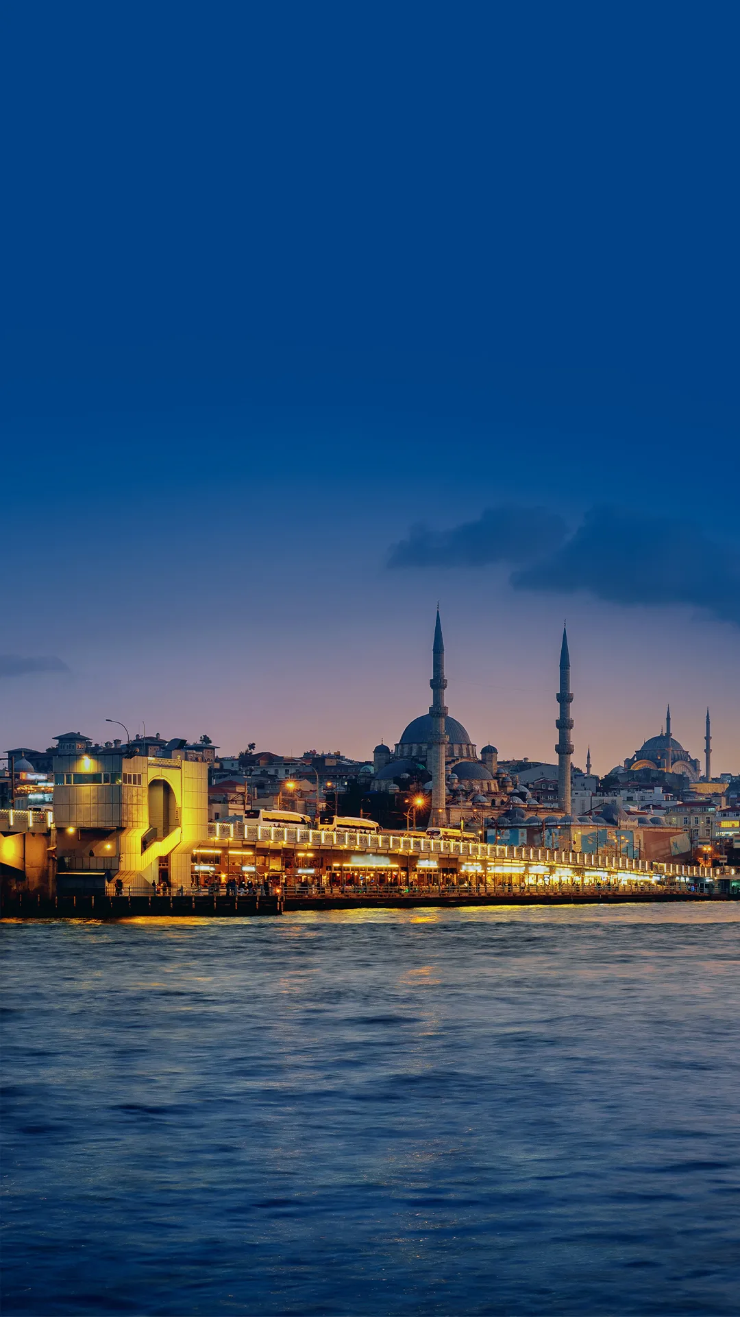 Vista panorámica de Estambul al atardecer junto al Bósforo, Turquía
