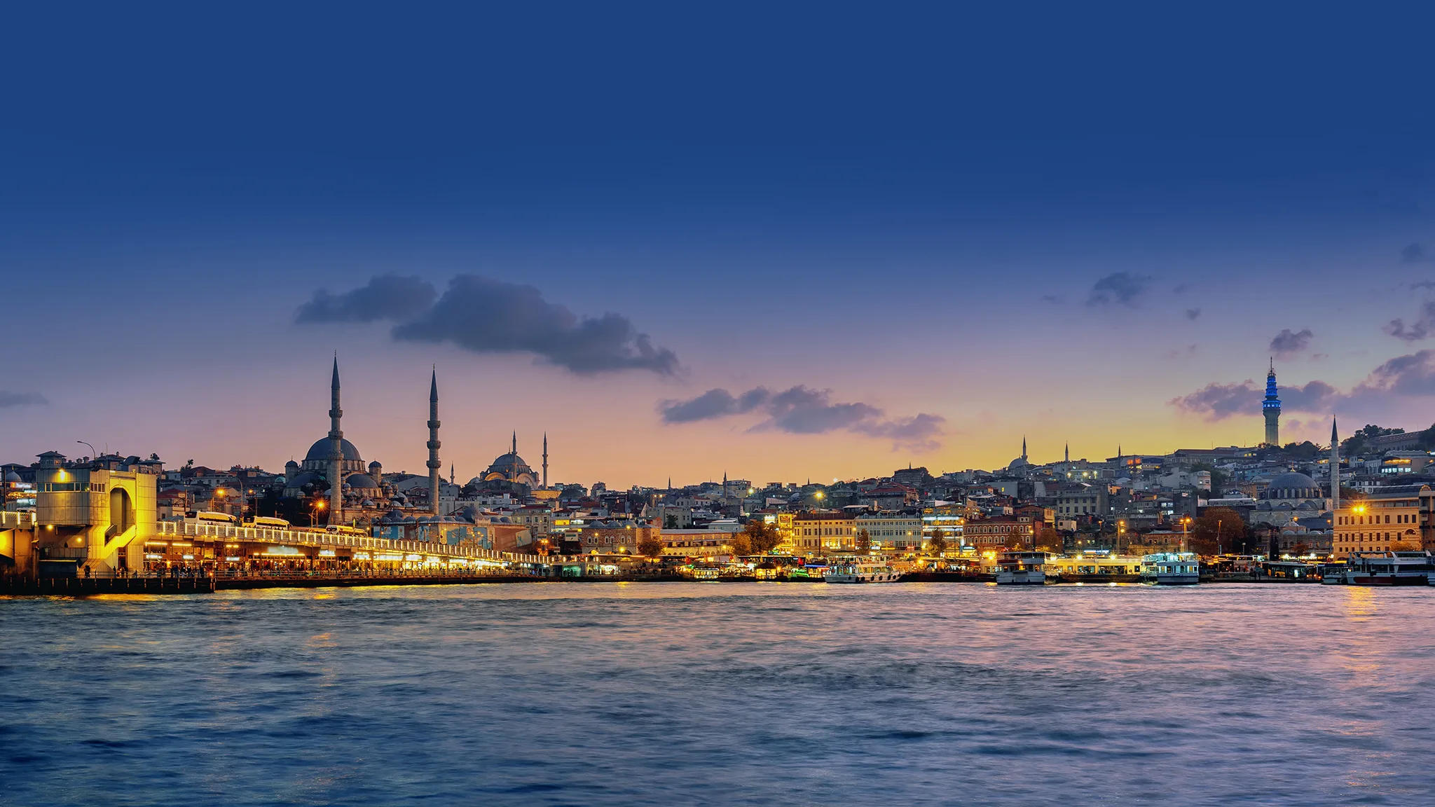 Vista panorámica de Estambul al atardecer junto al Bósforo, Turquía