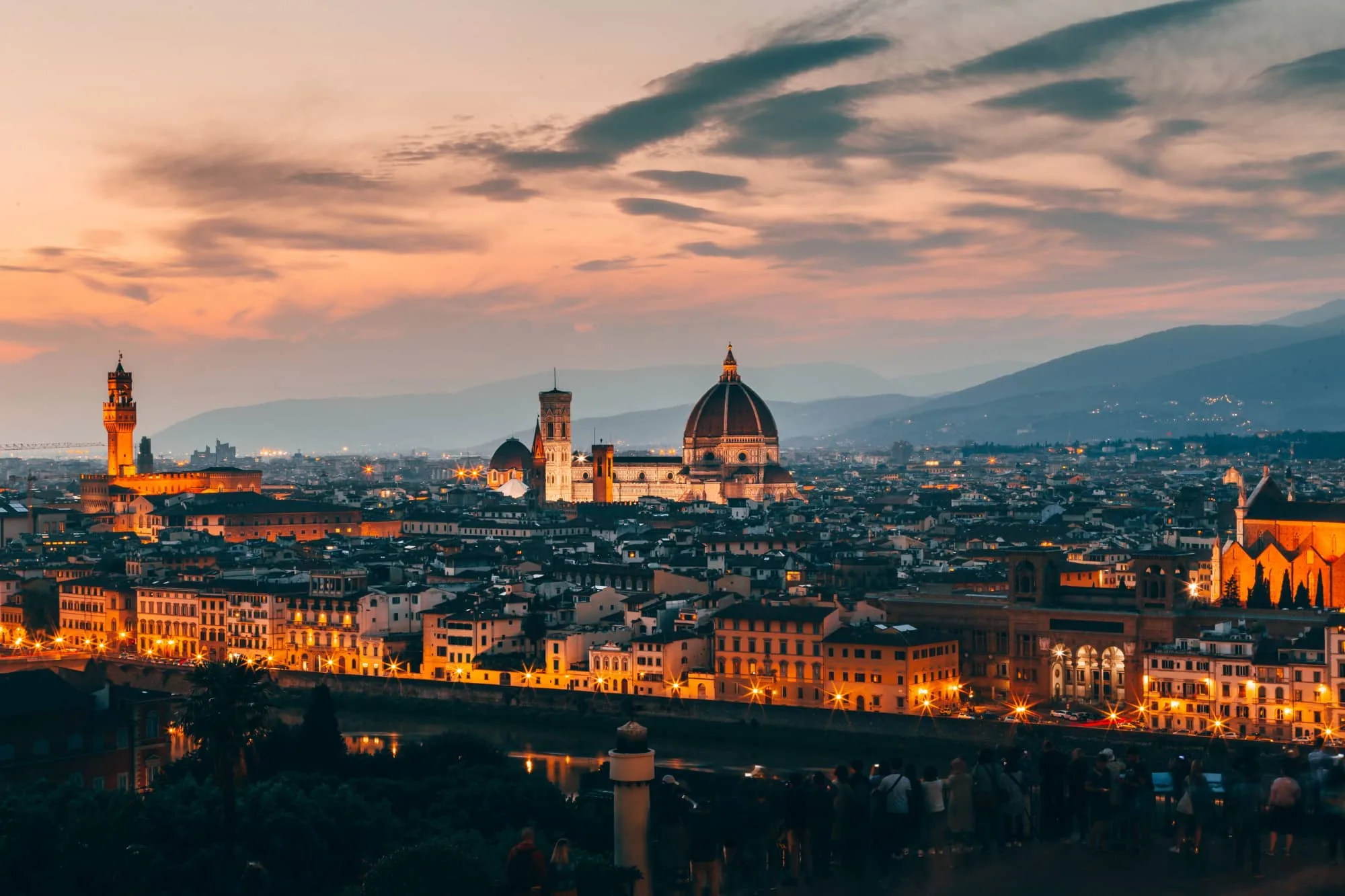 Vista panorámica de Florencia al atardecer con la cúpula de Santa María del Fiore