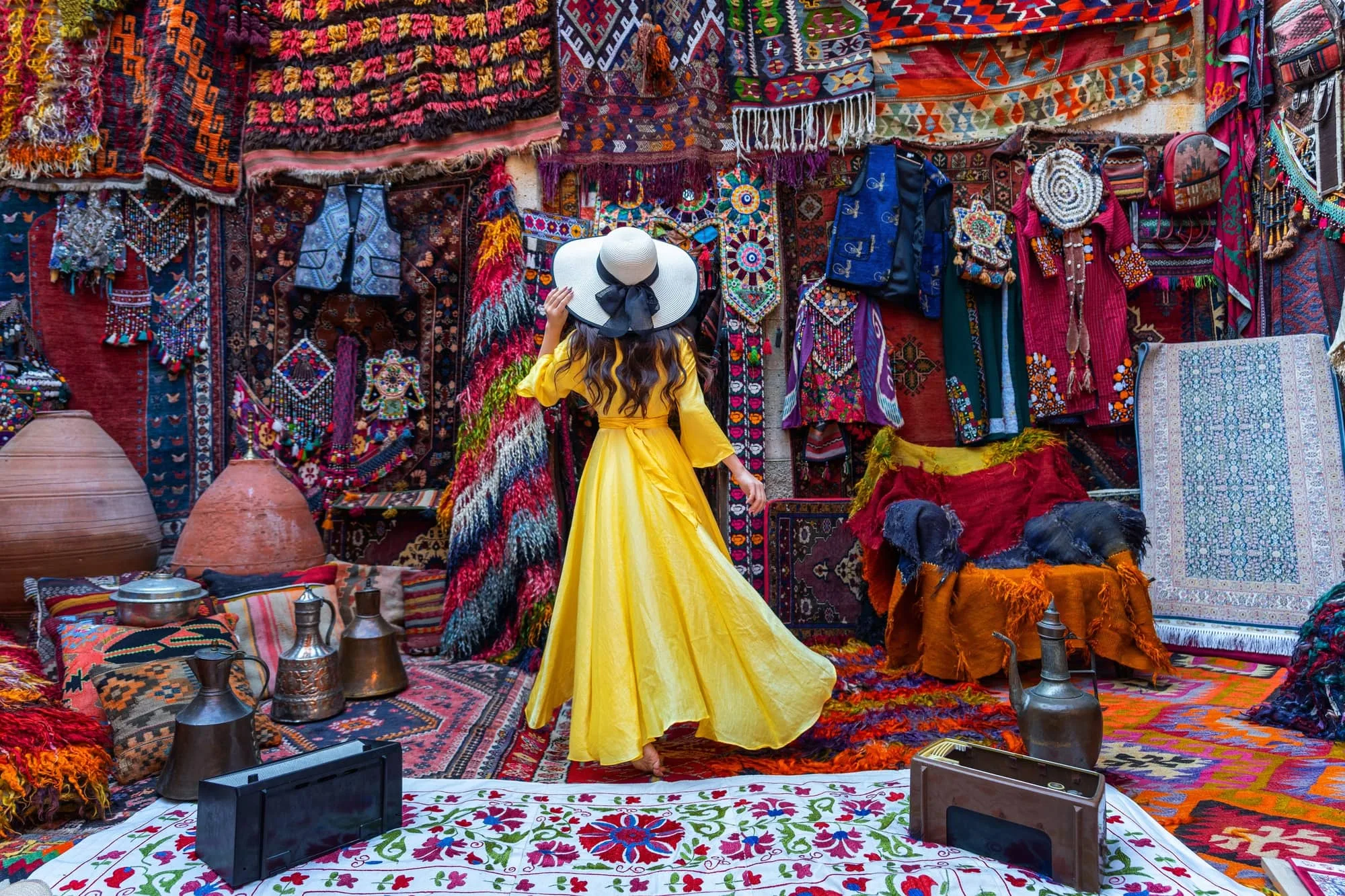 Mercado tradicional de Estambul con textiles y artesanías en Turquía