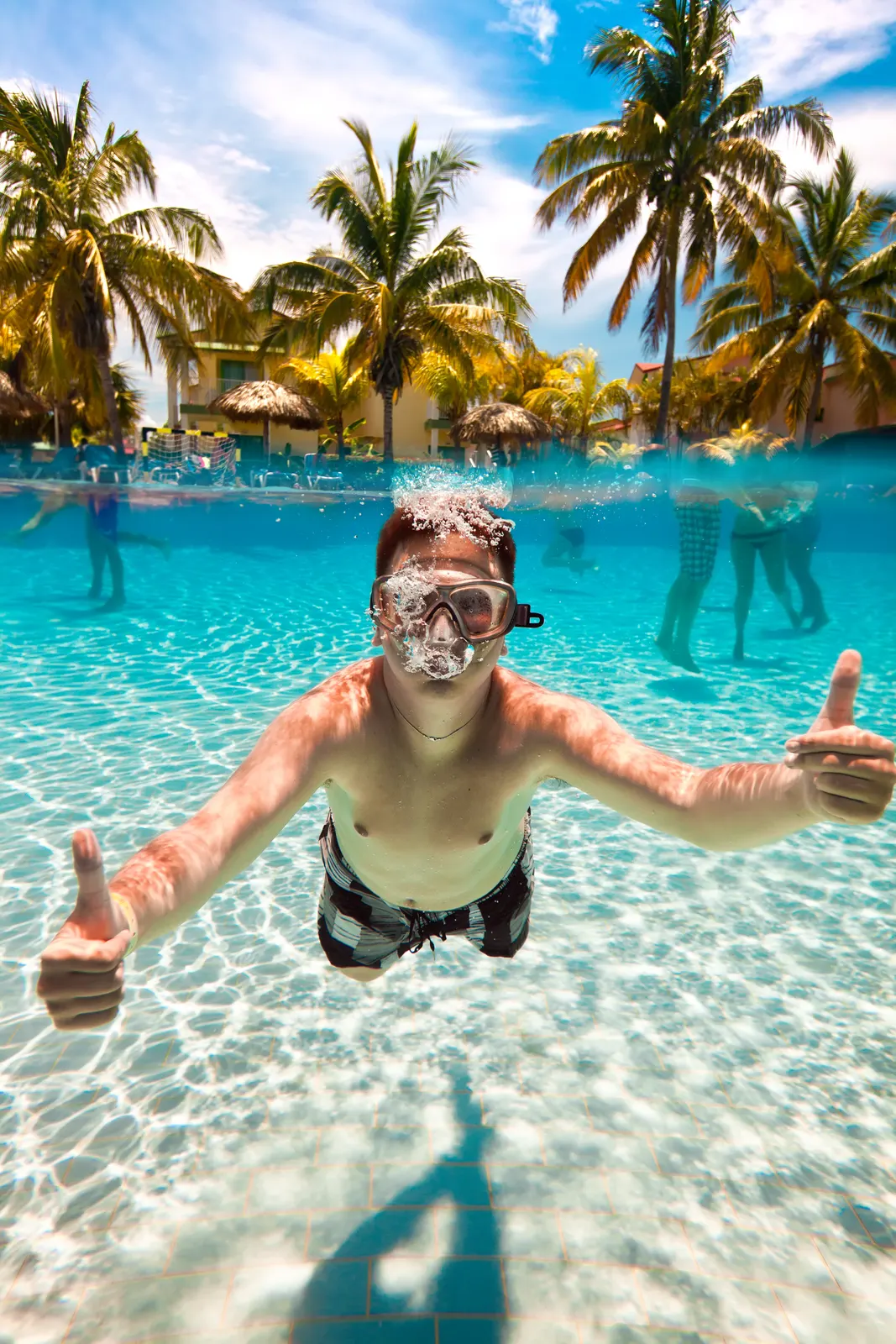 Viajero disfrutando una experiencia acuática en una playa tropical de aguas cristalinas