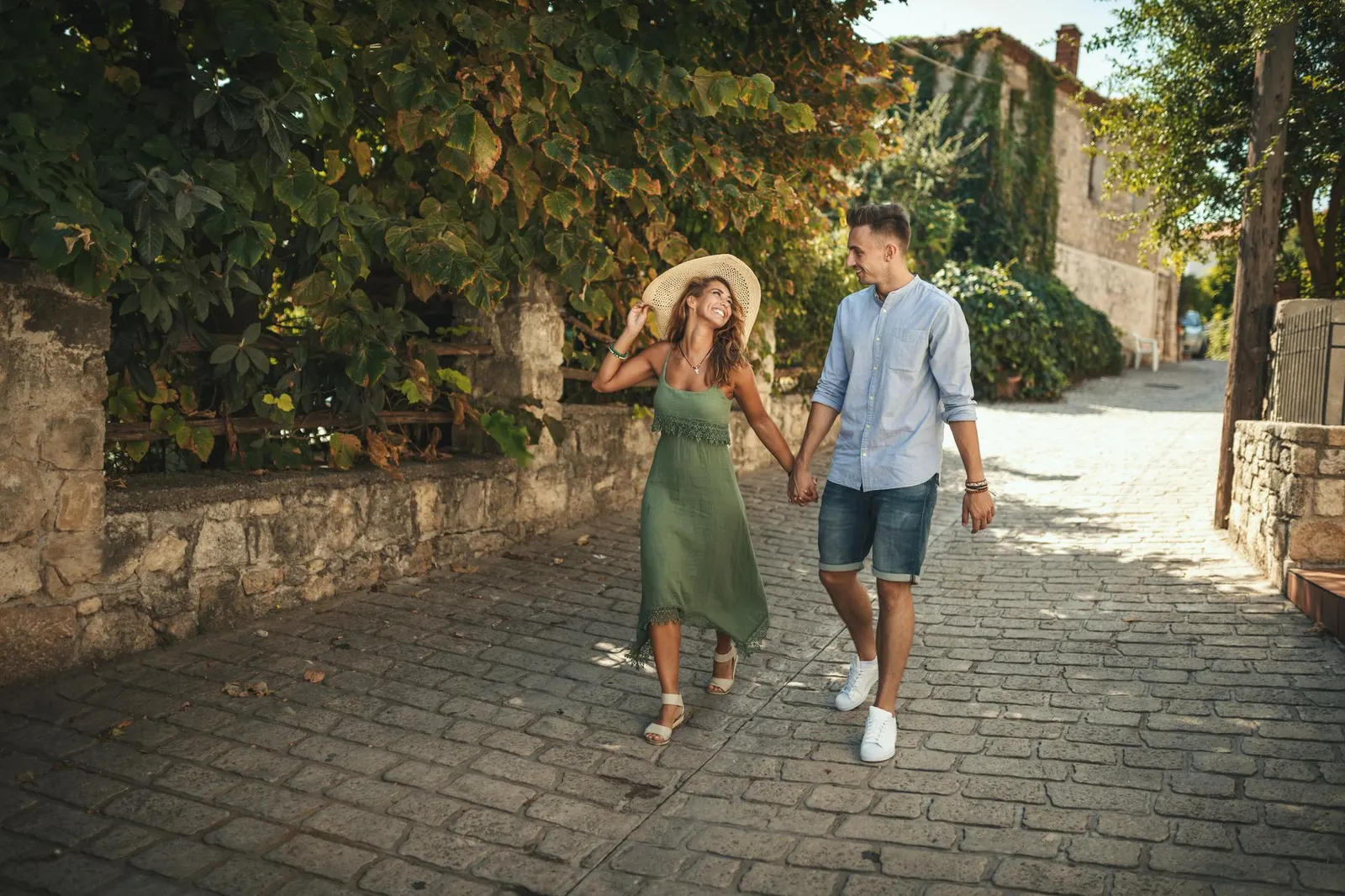 Pareja recorriendo una ciudad durante una escapada de vacaciones