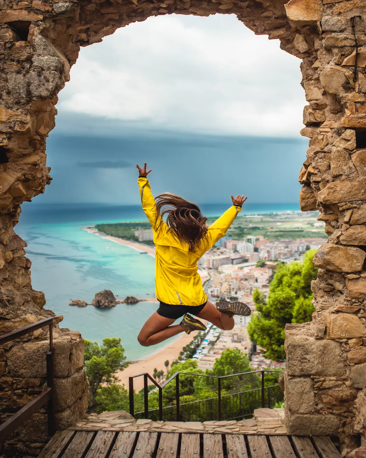 Mujer viajera disfrutando una vista al mar desde un destino costero