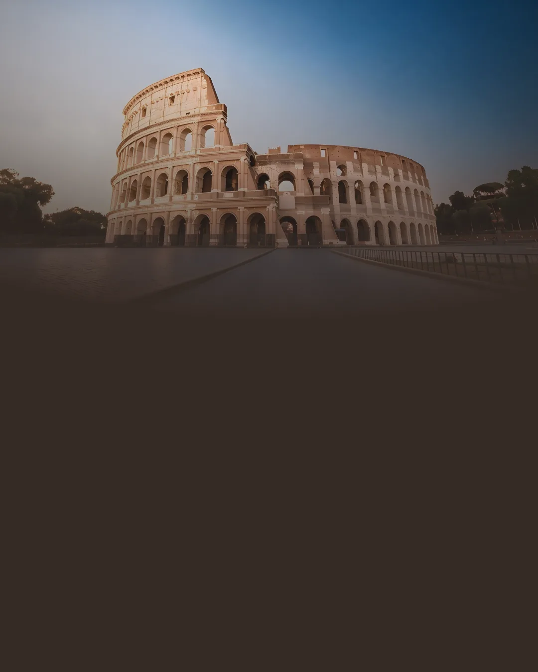 Coliseo de Roma iluminado al atardecer, uno de los principales monumentos históricos de Italia