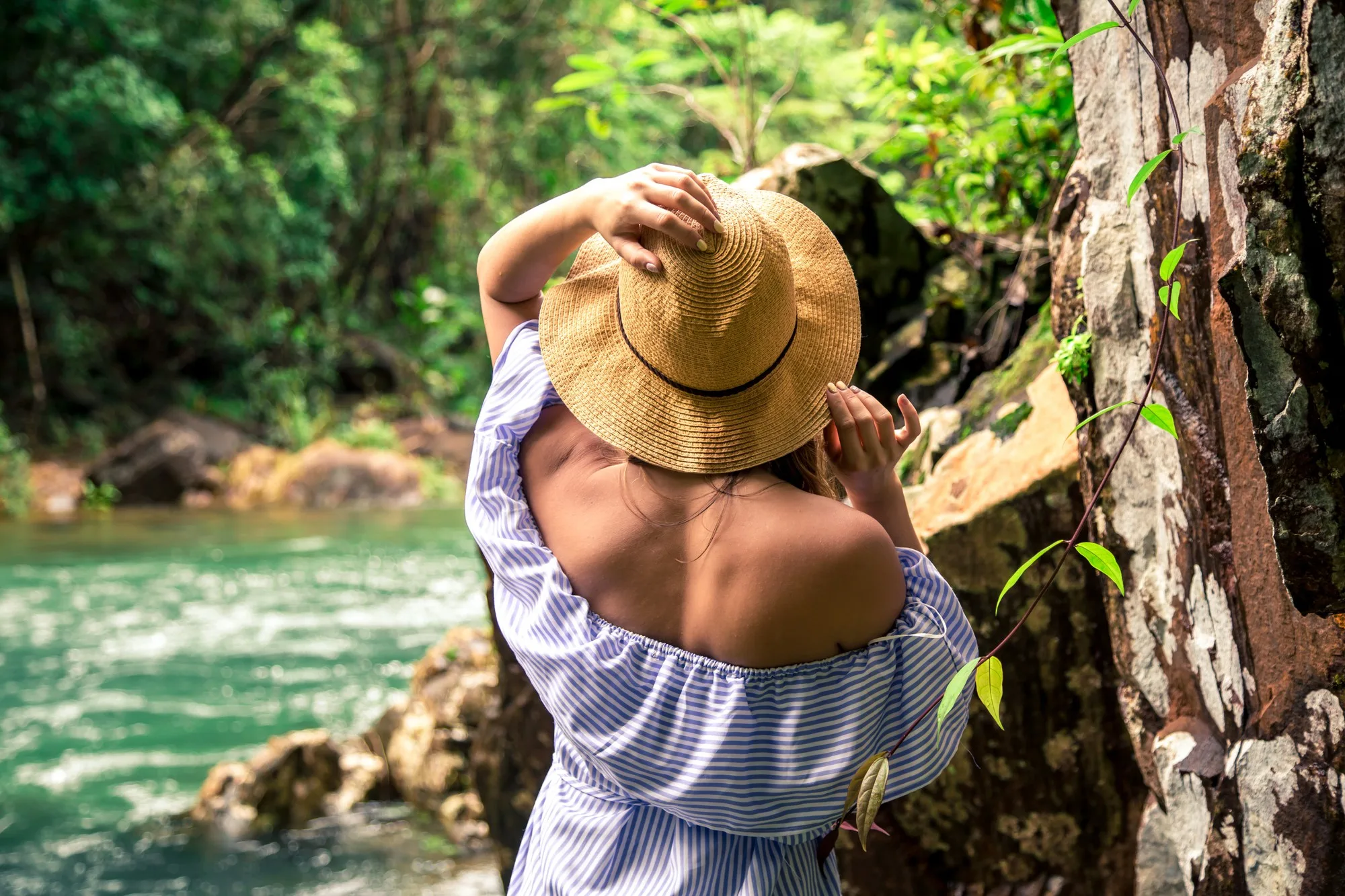 Viajera disfrutando un entorno natural de selva y aguas cristalinas en Costa Rica