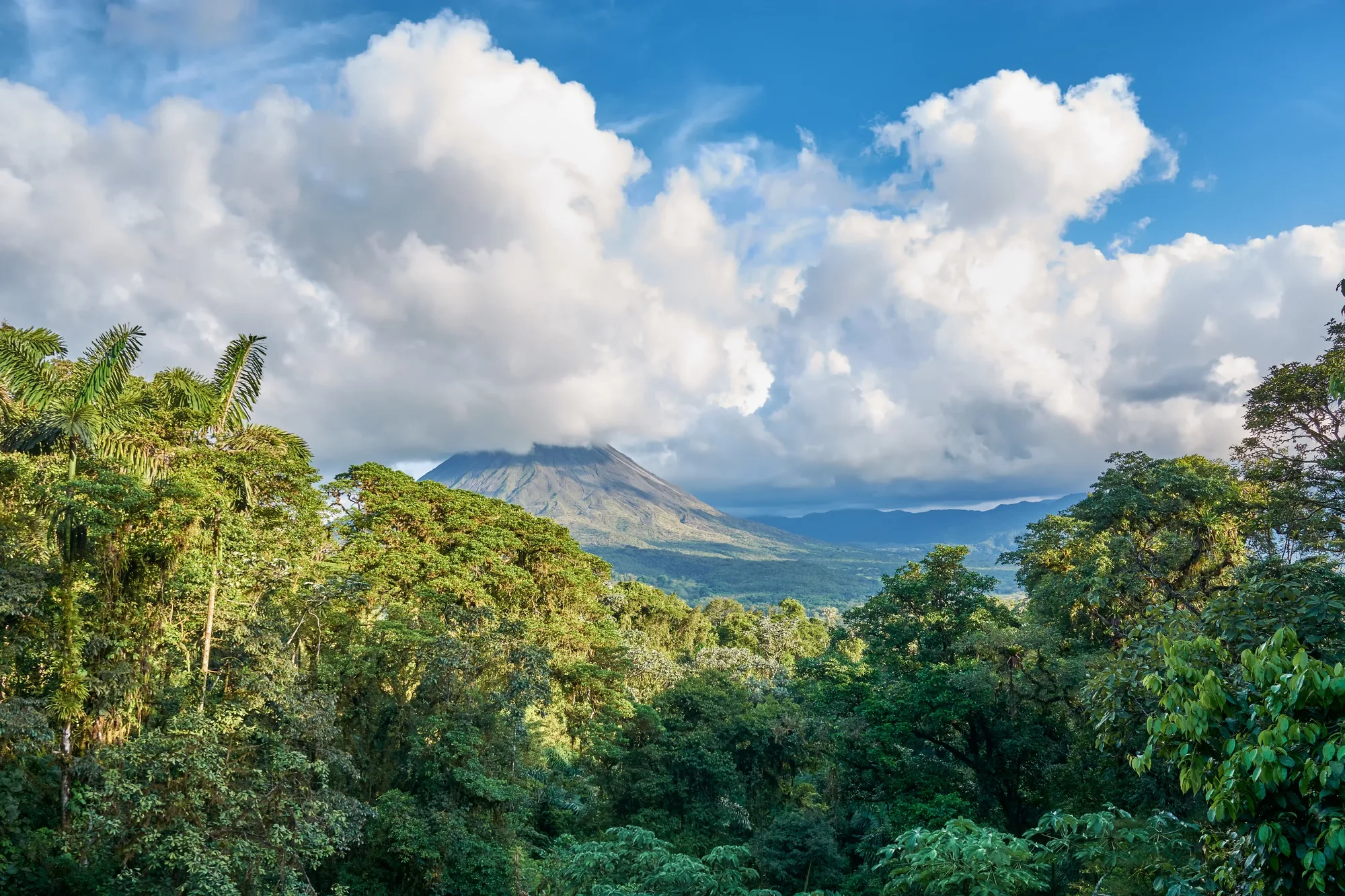 Paisaje del Volcán Arenal rodeado de selva tropical en Costa Rica